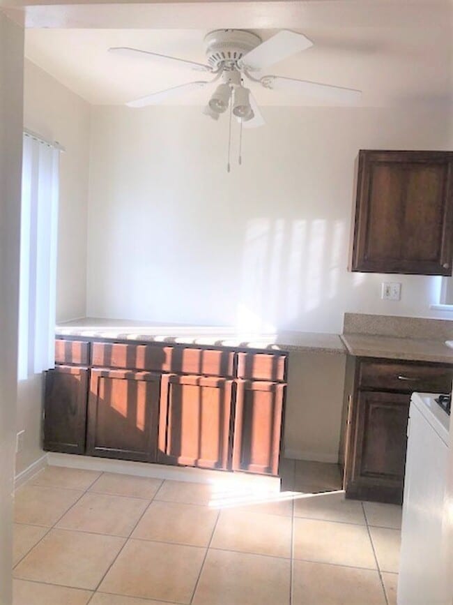Building Photo - Spacious and bright  1bed/1bath