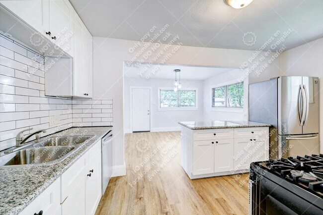 Building Photo - 3 br, 2 bath House - 1014 Dutch St
