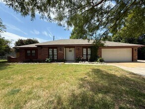 Building Photo - 204 Redwood Cir