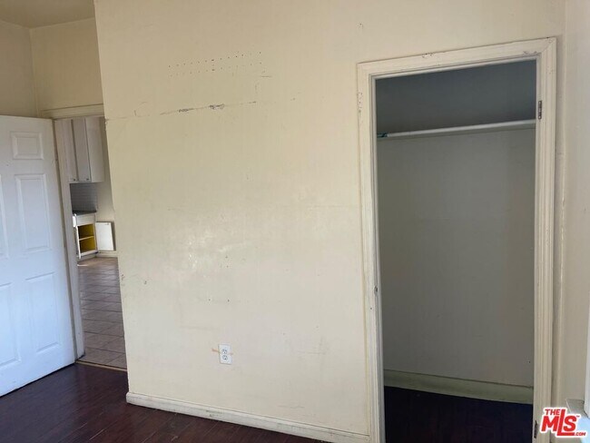 Building Photo - 1005 W 46th St