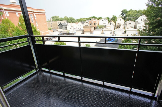 Building Photo - 2915 N Clybourn Ave