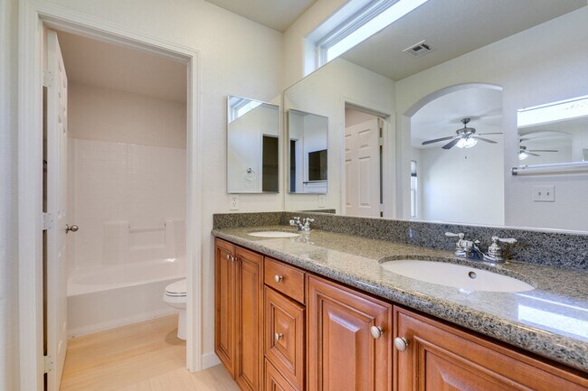 Foto del edificio - Bright & Inviting 3 Bedroom Home in 89148
