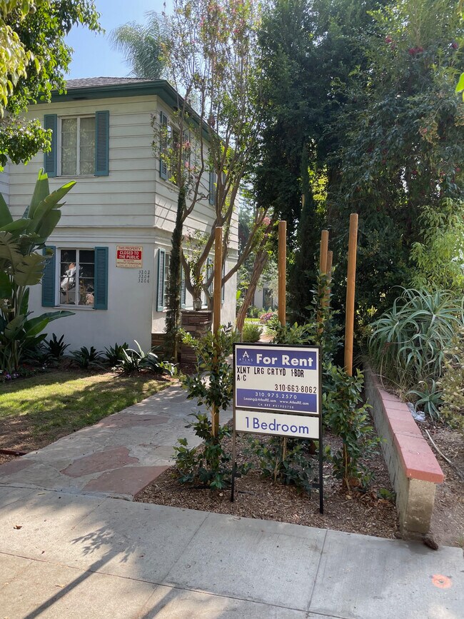 Building Photo - 3204 Rowena Ave