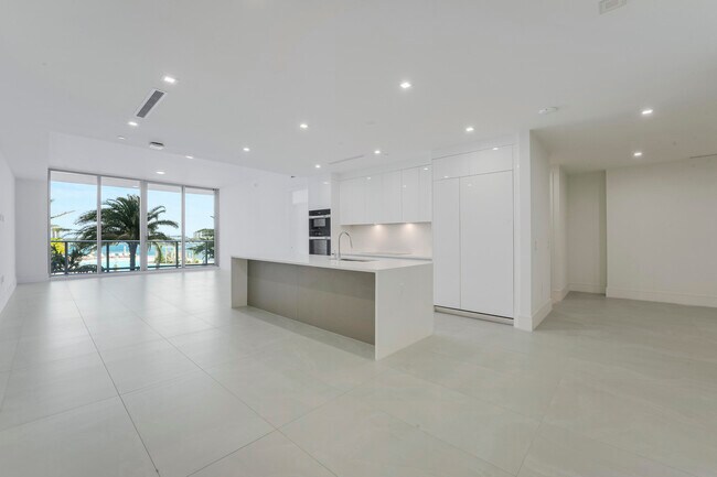 Building Photo - 220 Lake Shore Dr