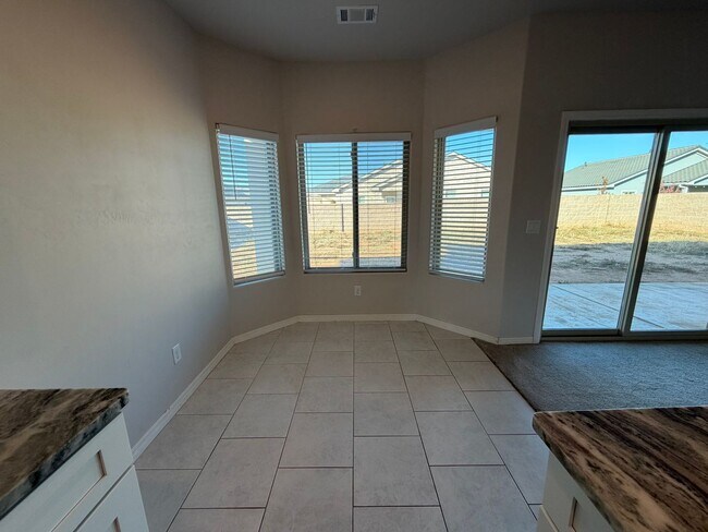 Foto del edificio - 4136 Champagne Blvd