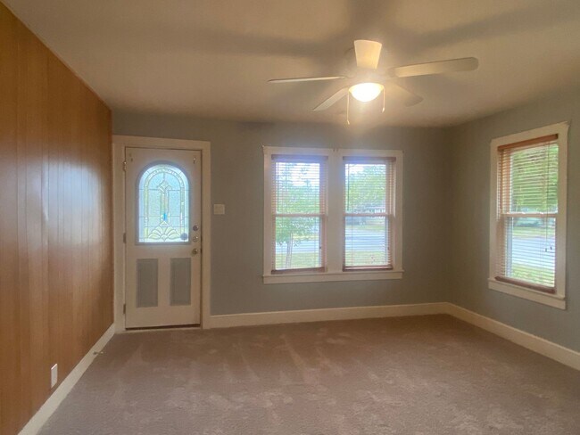 Building Photo - 2 BEDROOM NEAR I-35 FOR A QUICK COMMUTE
