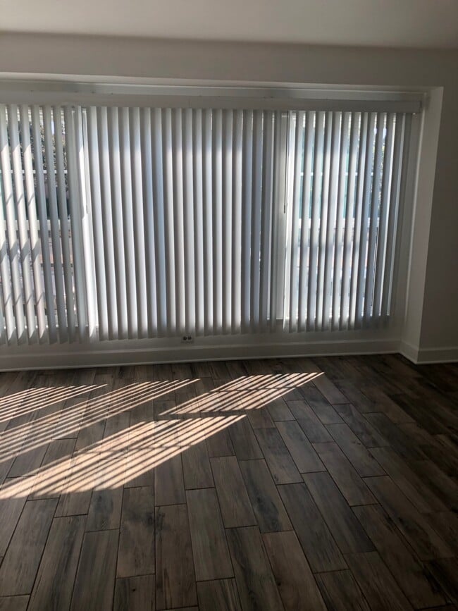 Building Photo - 5707 San Vicente Blvd