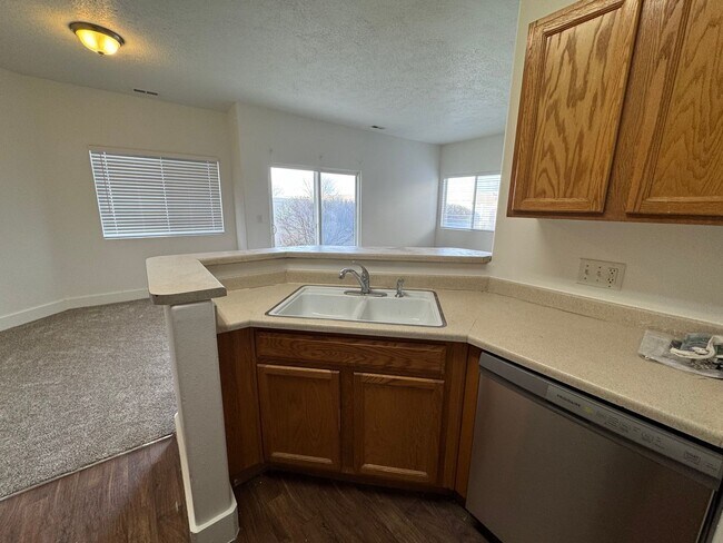 Foto del edificio - Amazing Riverton Townhome in Aspen Springs!