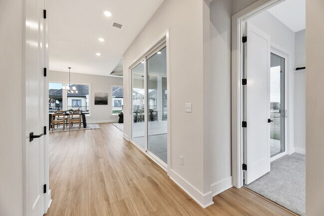 Building Photo - 832 N Speyside Cir