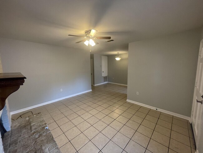 Building Photo - 7047 Meadow Park Ave