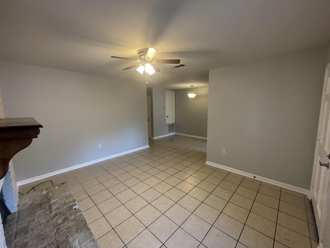 Foto del edificio - 7047 Meadow Park Ave