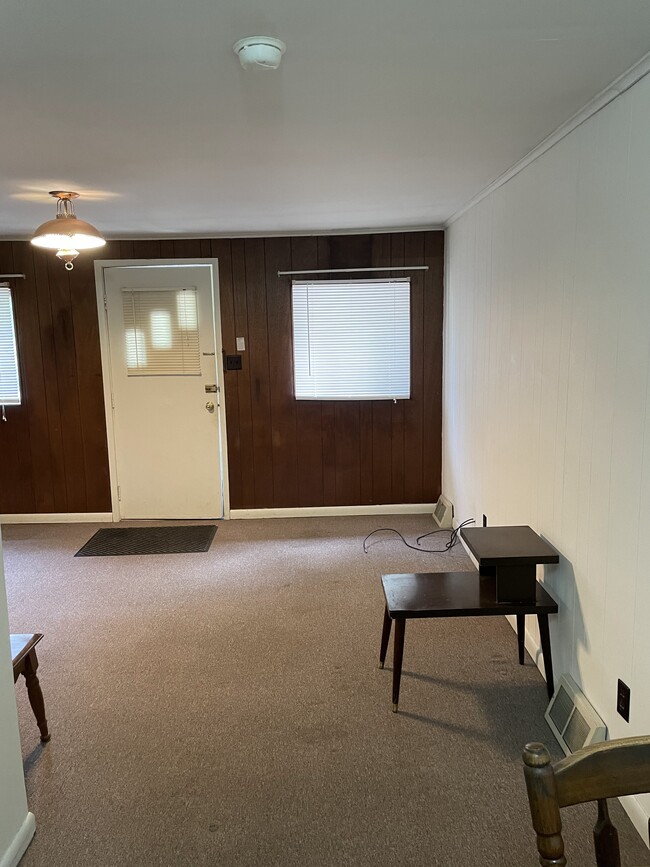 Living Room - 16 Glenn St