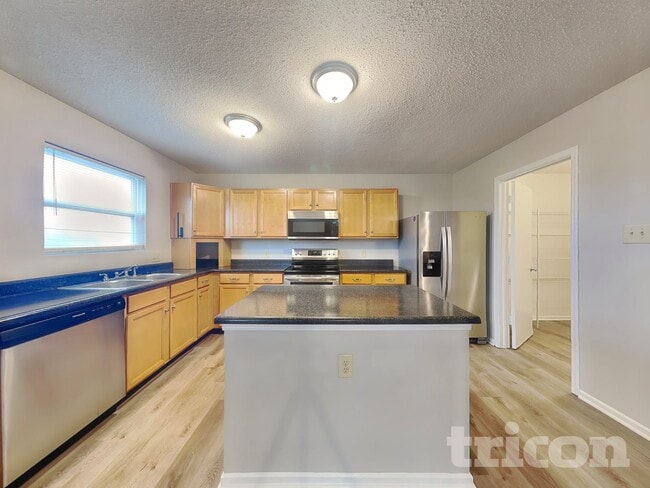 Building Photo - 11361 N Creekside Dr