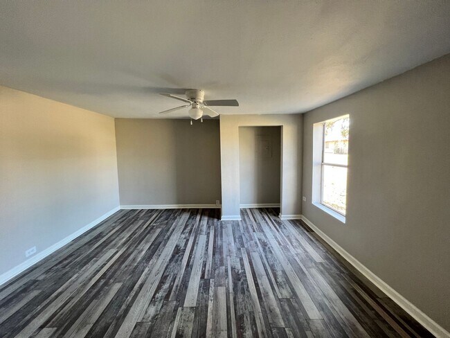 Building Photo - Cute house for rent!