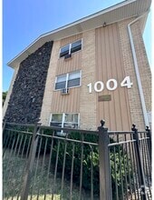 Building Photo - 1004 Des Plaines Ave