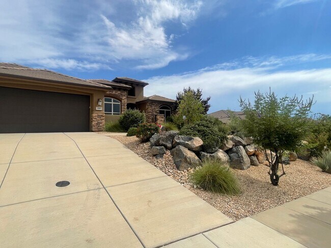Building Photo - Coral Canyon with TERRIFIC VIEWS!