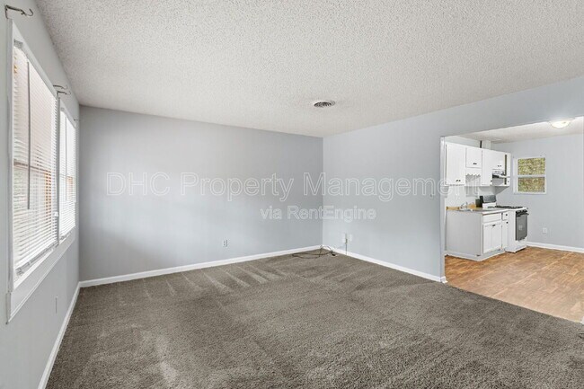 Foto del edificio - 6501 Raymond Dr