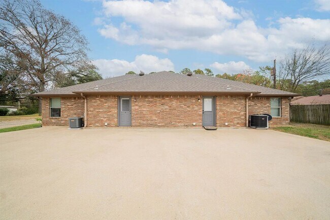 Building Photo - 271 Lawrence Rd