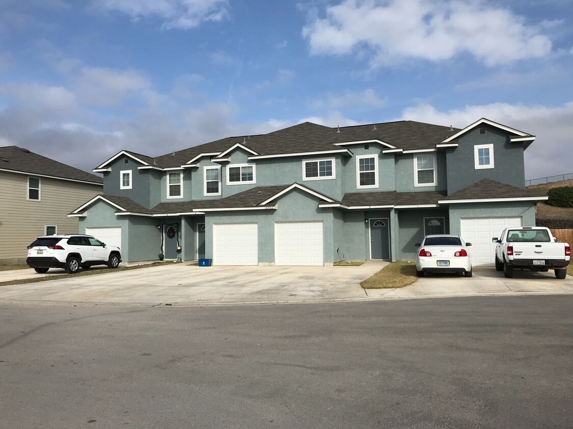Foto principal - Town home for rent