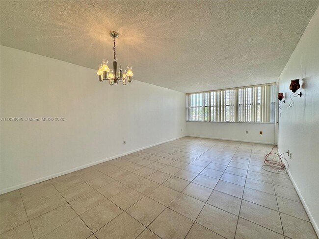 Foto del edificio - 1300 NE Miami Gardens Dr