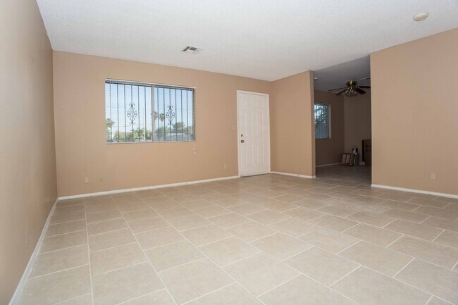 Building Photo - Lovely 3 Bedroom 2 Bathroom Home!