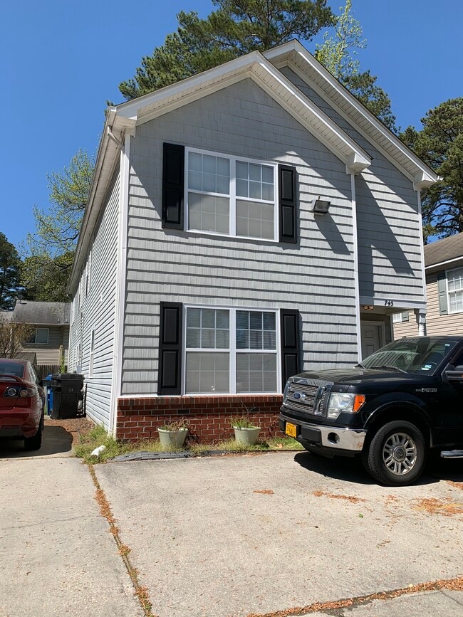 Building Photo - 747 S Rosemont Rd