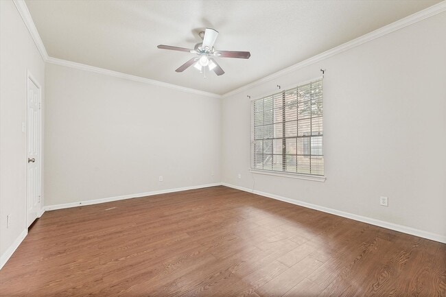 Building Photo - A perfect blend of comfort and convenience!