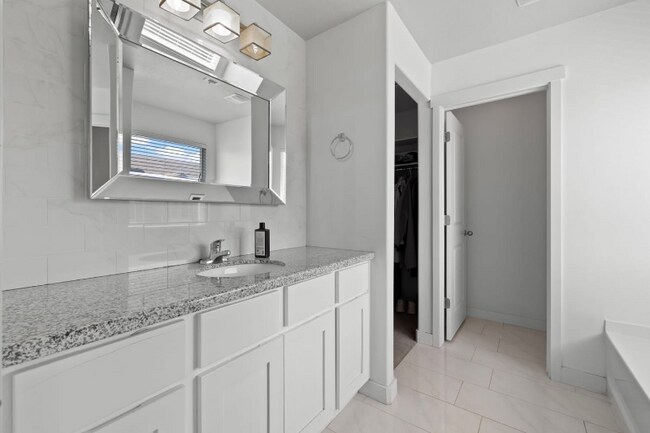 Foto del edificio - 227 Alhambra Dr