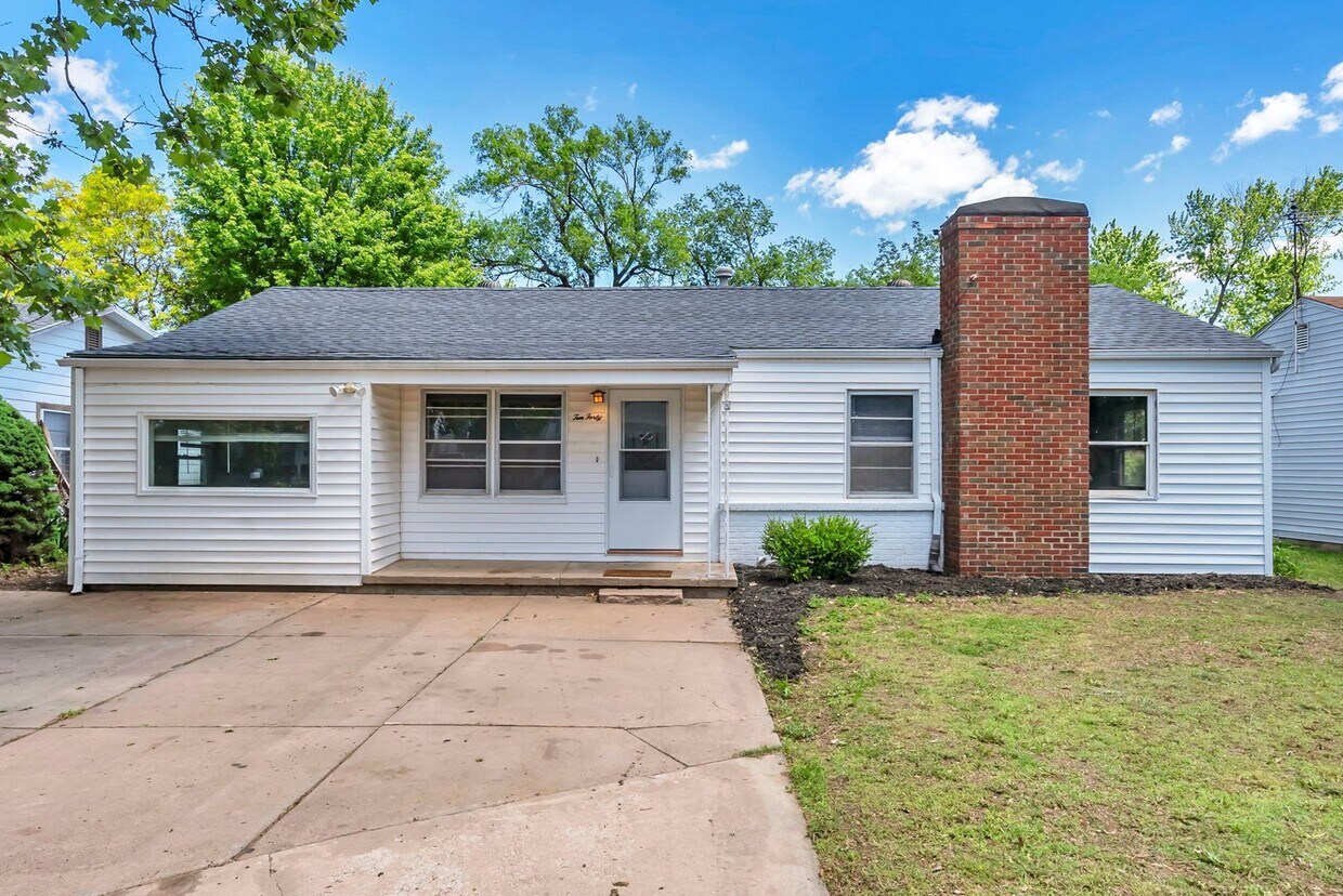 Foto principal - Updated 4 Bedroom 3 bathroom in Derby, KS