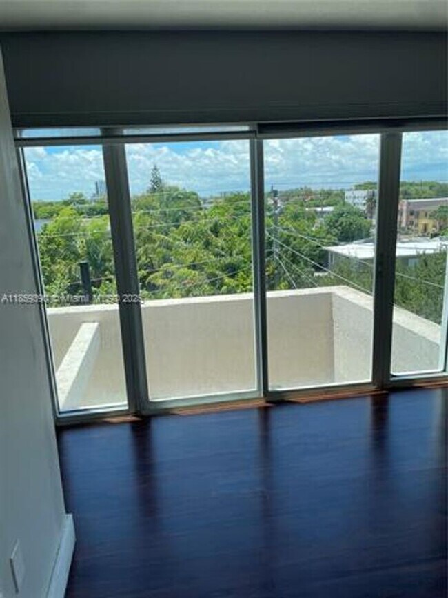 Foto del edificio - 1475 SW 8th St
