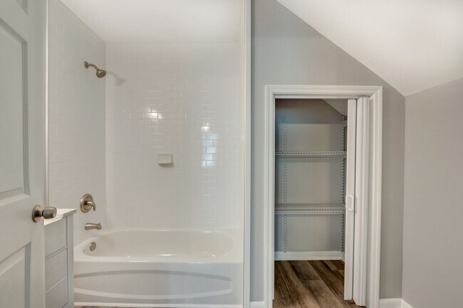 Foto del edificio - New Construction - Three Bedroom, Three Bathroom Home with yard & parking!