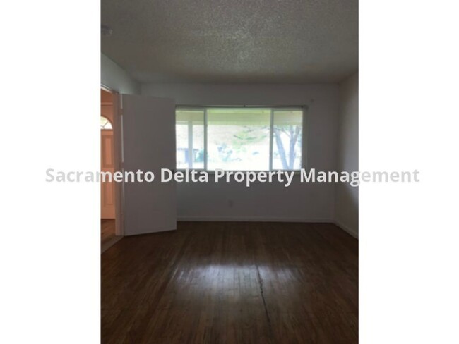 Foto del edificio - Spacious 4 bed 2 bath with landscaping inc...