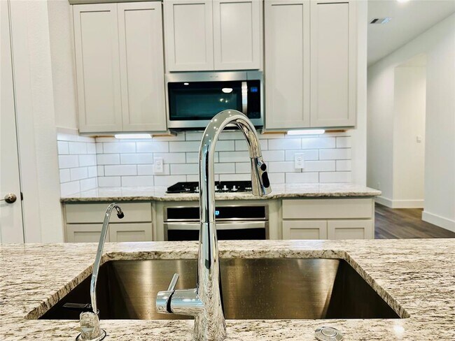 Building Photo - 13689 Balanced Rock Dr