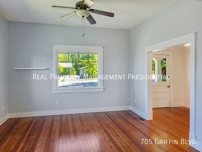 Foto del edificio - 705 Griffin Blvd