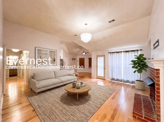 Foto del edificio - 3 Bed/1.5 Bath Home with Fenced Yard & Garage / Vouchers Accepted / Available Now!