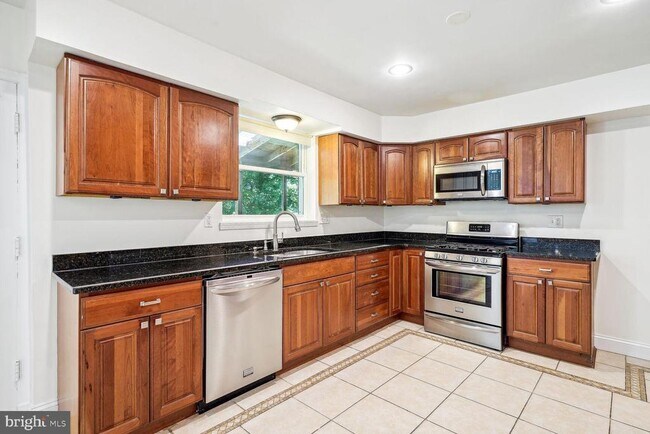 Building Photo - 7001 Longwood Dr