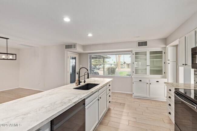 Foto del edificio - 627 W 16th St