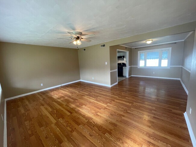 Building Photo - Cute 3 bedroom 1 bath ranch style home in ...