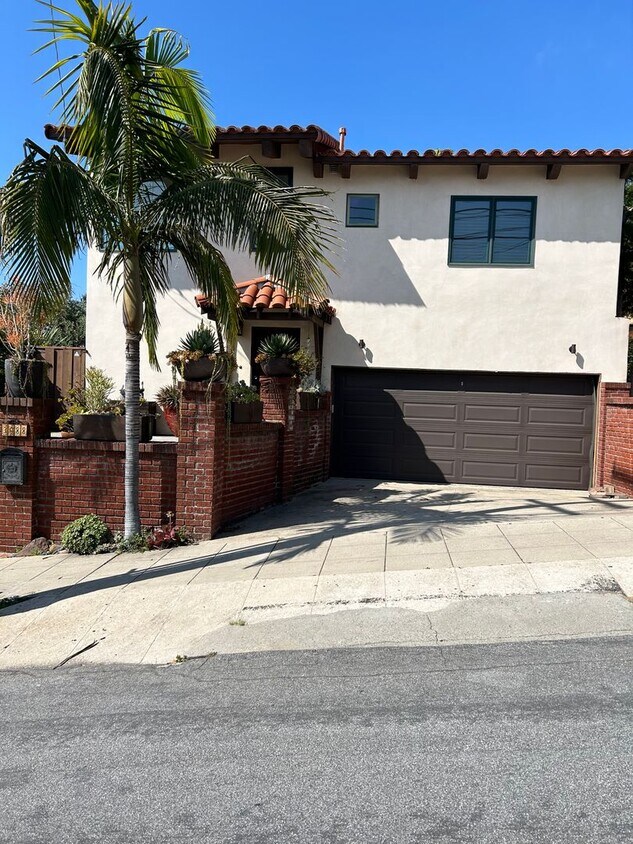 Foto principal - Gorgeous 2 Bedroom/1.5 Bath Two Story Home...