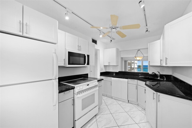 Building Photo - 1069 Hillsboro Mile