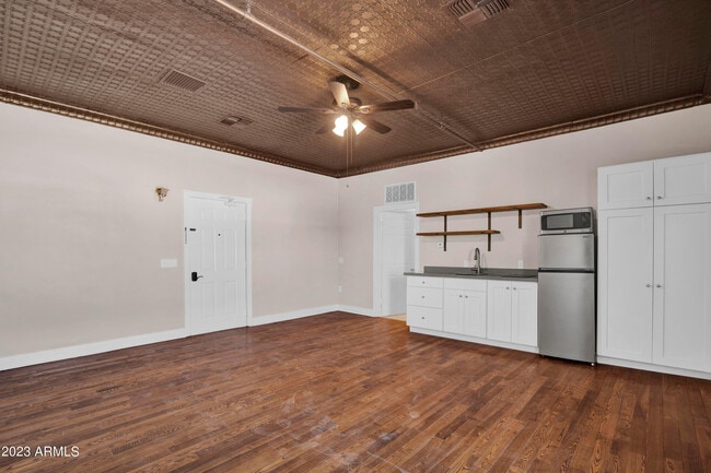 Building Photo - 5753 W Glendale Ave