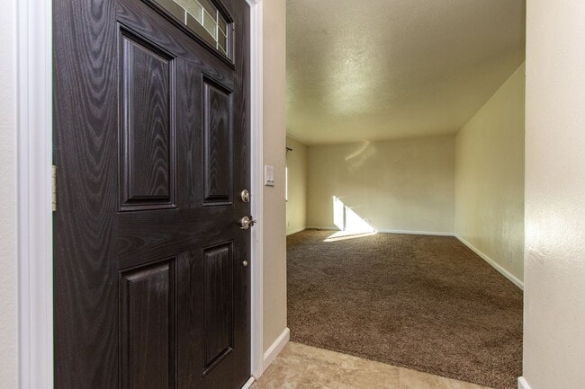 Foto del edificio - Coming soon! 3 Bedroom 2 bath in Modesto.