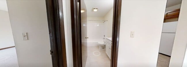 Building Photo - 12-380 Sunderland Rd, #12