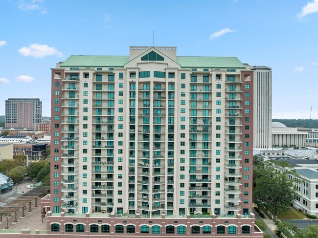 Foto del edificio - 300 S Duval St