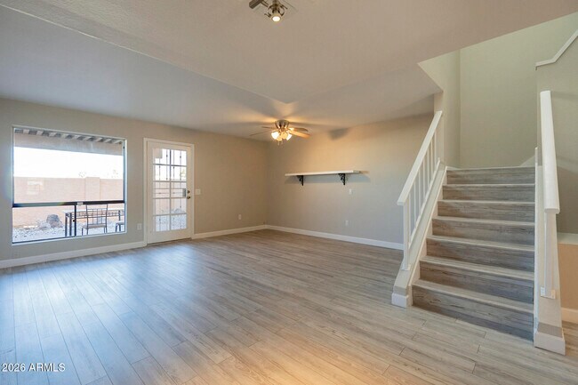 Foto del edificio - 815 E Grovers Ave