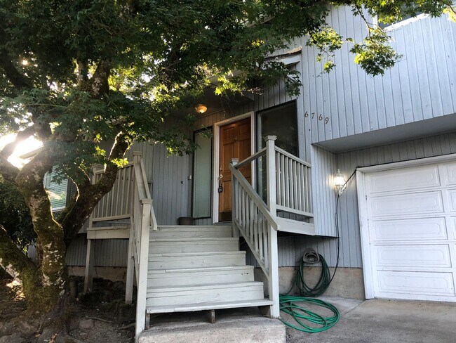 Building Photo - 3 bedroom 2 bathroom house in Thurston hills!