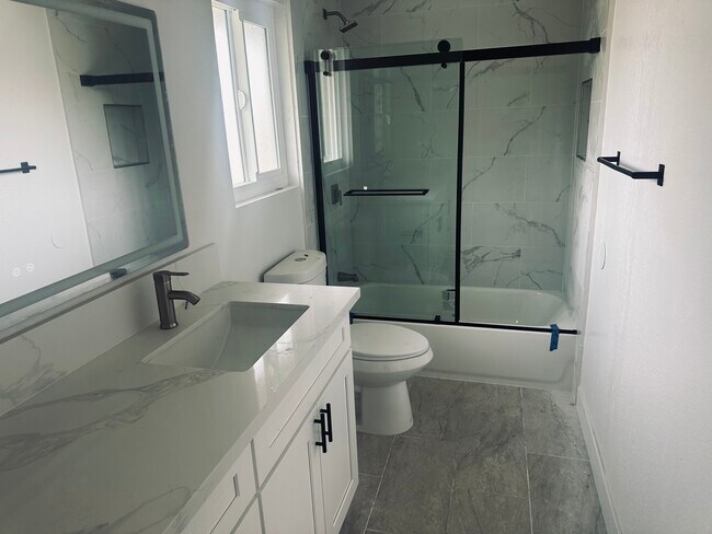 Foto del edificio - 4626 W 166th St