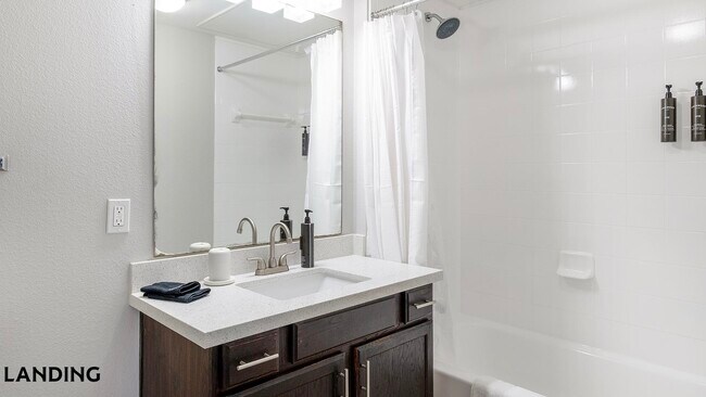Foto del edificio - 14807 Woodland Hills Dr