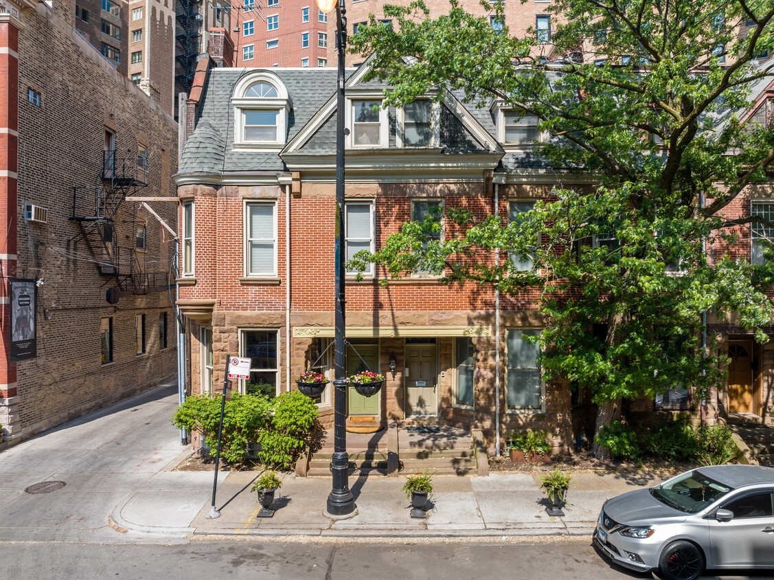 Primary Photo - 2113 N Clark St
