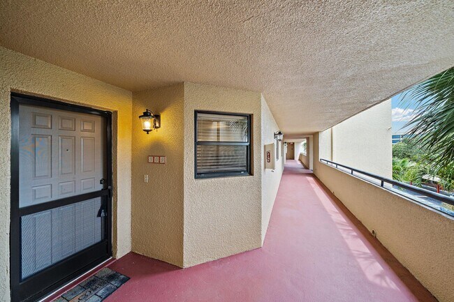 Foto del edificio - 700 Uno Lago Dr